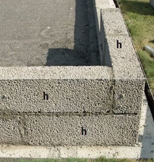 Sokkel af lecablokke i orangeri Sokkel i orangeri bygges op af lecablokke